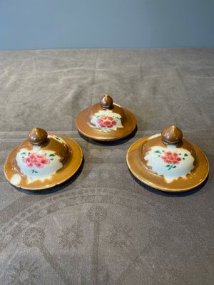A Chinese capucin-brown-ground famille rose garniture of five vases with floral design, Qianlong — photo 4