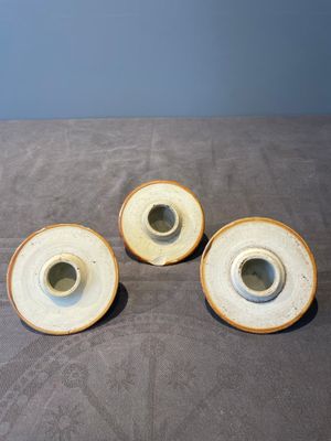 A Chinese capucin-brown-ground famille rose garniture of five vases with floral design, Qianlong — photo 5