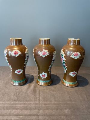 A Chinese capucin-brown-ground famille rose garniture of five vases with floral design, Qianlong — photo 9