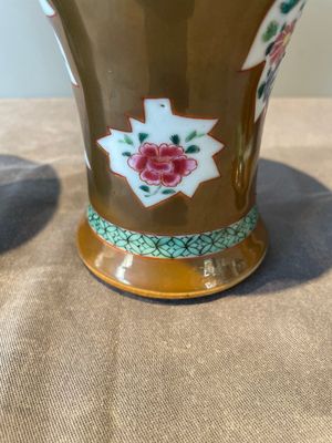 A Chinese capucin-brown-ground famille rose garniture of five vases with floral design, Qianlong — photo 10