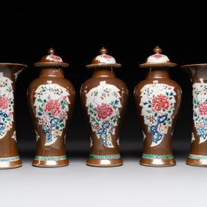 A Chinese capucin-brown-ground famille rose garniture of five vases with floral design, Qianlong — photo 2