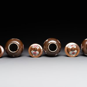 A Chinese capucin-brown-ground famille rose garniture of five vases with floral design, Qianlong — photo 3