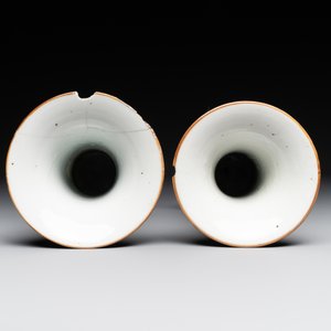A Chinese capucin-brown-ground famille rose garniture of five vases with floral design, Qianlong — photo 5