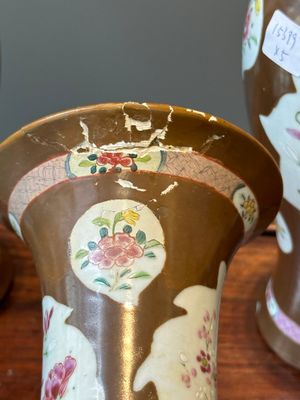 A Chinese capucin-brown-ground famille rose garniture of five vases with floral design, Qianlong — 照片 11