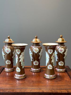A Chinese capucin-brown-ground famille rose garniture of five vases with floral design, Qianlong — 照片 2