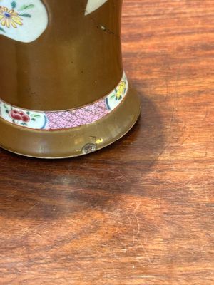 A Chinese capucin-brown-ground famille rose garniture of five vases with floral design, Qianlong — 照片 22