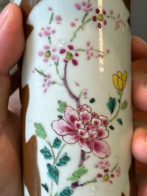A Chinese capucin-brown-ground famille rose garniture of five vases with floral design, Qianlong — 照片 6