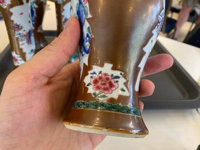 A Chinese capucin-brown-ground famille rose garniture of five vases with 'Xi Xiang Ji' design, Yongzheng — photo 9