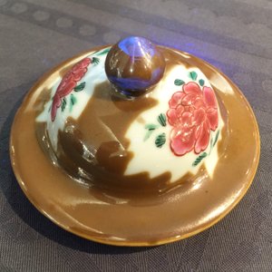 A Chinese capucin ground famille rose five-piece garniture with floral design, Qianlong — 照片 12