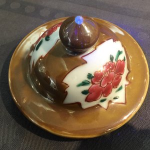 A Chinese capucin ground famille rose five-piece garniture with floral design, Qianlong — 照片 10