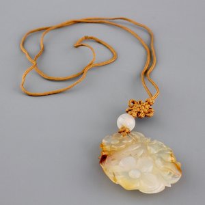 A Chinese carved agate pendant, 19/20th C — foto 1