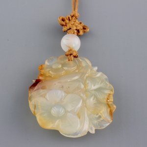 A Chinese carved agate pendant, 19/20th C — foto 2