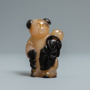A Chinese carved agate snuff bottle in the shape of a boy, 19/20th C. — 照片 1