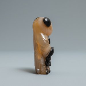 A Chinese carved agate snuff bottle in the shape of a boy, 19/20th C. — 照片 2