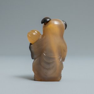 A Chinese carved agate snuff bottle in the shape of a boy, 19/20th C. — 照片 3