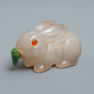A Chinese carved agate snuff bottle in the shape of a rabbit, 19/20th C. — 照片 1