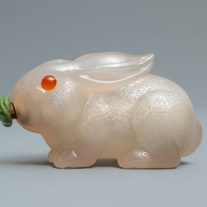 A Chinese carved agate snuff bottle in the shape of a rabbit, 19/20th C. — 照片 2