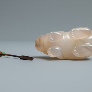 A Chinese carved agate snuff bottle in the shape of a rabbit, 19/20th C. — 照片 5