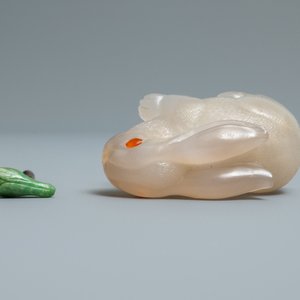 A Chinese carved agate snuff bottle in the shape of a rabbit, 19/20th C. — 照片 6