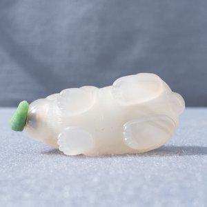 A Chinese carved agate snuff bottle in the shape of a rabbit, 19/20th C. — 照片 9