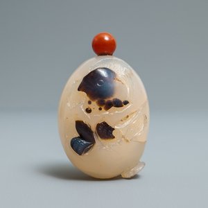 A Chinese carved agate snuff bottle with a hatching egg, 19/20th C. — photo 1