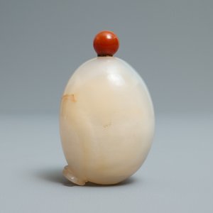 A Chinese carved agate snuff bottle with a hatching egg, 19/20th C. — photo 3