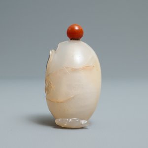 A Chinese carved agate snuff bottle with a hatching egg, 19/20th C. — photo 4