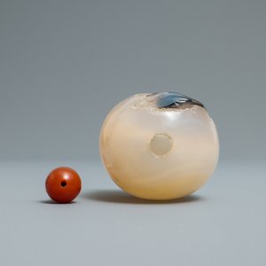 A Chinese carved agate snuff bottle with a hatching egg, 19/20th C. — photo 5