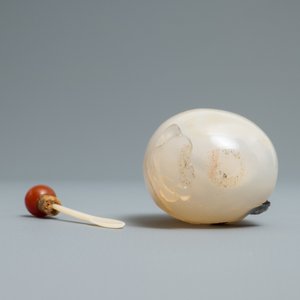 A Chinese carved agate snuff bottle with a hatching egg, 19/20th C. — photo 6