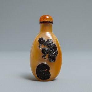 A Chinese carved agate snuff bottle with musicians, 19/20th C. — 照片 1