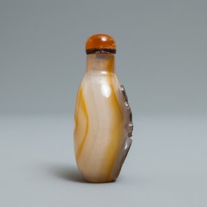 A Chinese carved agate snuff bottle with musicians, 19/20th C. — 照片 2