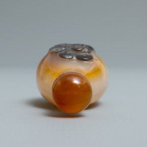 A Chinese carved agate snuff bottle with musicians, 19/20th C. — 照片 5