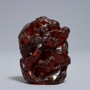 A Chinese carved amber group of a tiger below a pine tree and a dragon, 19/20th C. — photo 2