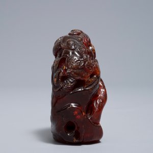 A Chinese carved amber group of a tiger below a pine tree and a dragon, 19/20th C. — photo 3