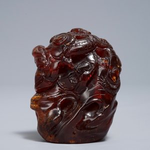 A Chinese carved amber group of a tiger below a pine tree and a dragon, 19/20th C. — photo 4