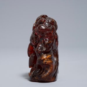 A Chinese carved amber group of a tiger below a pine tree and a dragon, 19/20th C. — photo 5