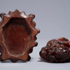A Chinese carved amber group of a tiger below a pine tree and a dragon, 19/20th C. — photo 6
