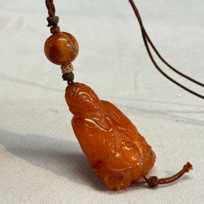A Chinese carved amber pendant of a Bodhisattva — photo 2