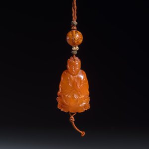 A Chinese carved amber pendant of a Bodhisattva — photo 2