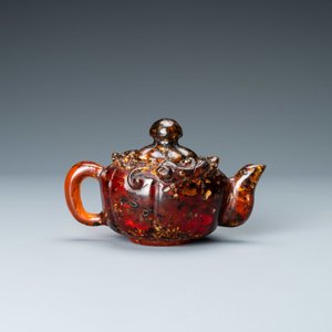A Chinese carved amber teapot and cover on wooden 'lotus' stand, 19th C. — 照片 5