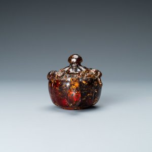 A Chinese carved amber teapot and cover on wooden 'lotus' stand, 19th C. — 照片 6