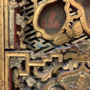 A Chinese carved and gilt wooden panel with red painted characters, 18/19th C. — 照片 12