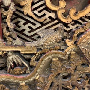 A Chinese carved and gilt wooden panel with red painted characters, 18/19th C. — 照片 13
