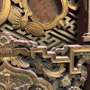 A Chinese carved and gilt wooden panel with red painted characters, 18/19th C. — 照片 15