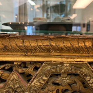 A Chinese carved and gilt wooden panel with red painted characters, 18/19th C. — 照片 6