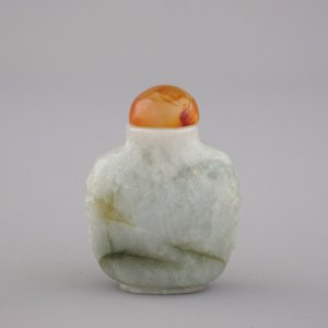 A Chinese carved and polished hardstone snuff bottle — photo 1