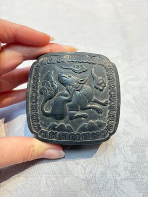 A Chinese carved black pottery 'Mythical Animal' box and cover, Yuan/Ming — 照片 1