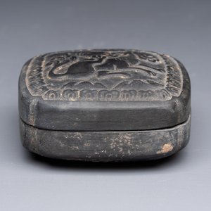 A Chinese carved black pottery 'Mythical Animal' box and cover, Yuan/Ming — 照片 3