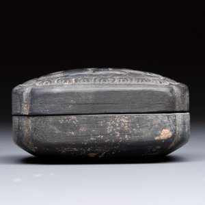A Chinese carved black pottery 'Mythical Animal' box and cover, Yuan/Ming — 照片 4