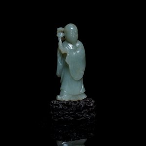 A Chinese carved celadon jade 'immortal' figure on wooden stand, Qing — 照片 2